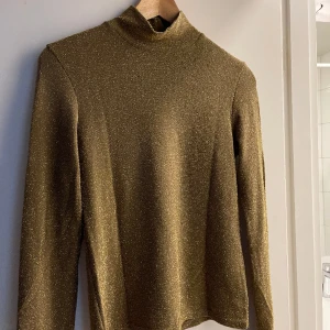Långärmad glitter tröja - Topp med glitter och turtleneck.  Kund står för frakt (ca20kr). 