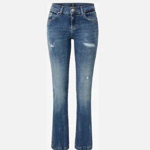 Ltb jeans - Säljer dessa jättesnygga bootcut jeans från Ltb. Jeansen är helt oanvända och har lappen kvar. Säljer för att dem är förstora. Kom privat för fler bilder eller frågor💗