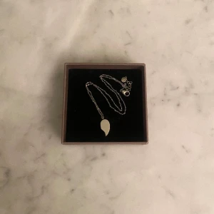 Edblad halvt hjärta - Halvt hjärt halsband i sliver från Edblad. 💫 Superfint men kommer tyvärr inte till användning. Knapp använt och box medföljer.⭐️