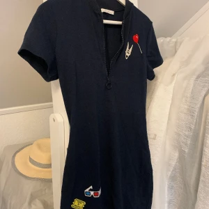 Mörkblå klänning  - Väldigt skön klänning med detaljer. 