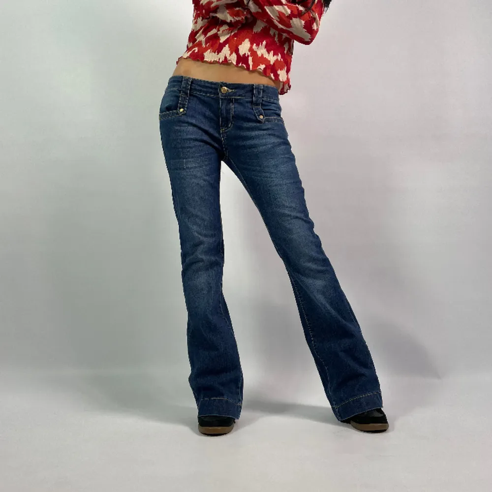 26. Versace jeans  Pris: 899 kr Frakt: 60 kr  Storlek: 36  Midja tvärs över: 40 cm Innerbenslängd: 80 cm  Första modellen är 172 cm lång och bär vanligtvis storlek 34/36. Jeans & Byxor.