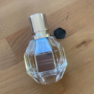 Flowerbomb 30ml - Jättegod parfym ”flowerbomb” 30ml. Ca 50% kvar. Nypris runt 650kr.