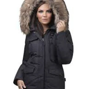 Hollies livingo  - Använd en halv säsong jätte fint skick. Köpt för 4200kr säljer för 1000 äkta päls