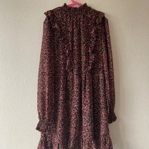 Sommar klänning  - Nästan helt oanvänd söt sommarklänning. 