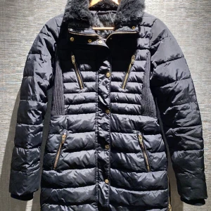 Jacka | Vero moda - En jättefin och tjock hyfsat lång vinterjacka från Vero moda med guld detaljer. Den går att knäppa upp långt upp. Den har ej någon luva!  Storlek S. Skriv privat för mer bilder och info.