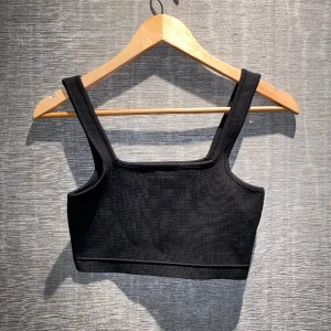 Träningstopp | Primark - En jättefin svart tränings croptopp från Primark. Aldrig använd, i storlek M, men passar även S.  Skriv privat för mer bilder och info.