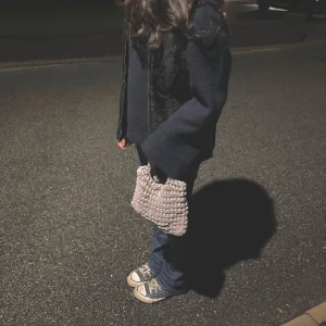 Virkad väska, GRANITE - Virkad väska i färgen ”Granite”. Fastsydd knapp så väskan kan förslutas. Perfekt julklapp till dig själv eller någon du vill göra glad!💙 Storlek 27 x 18 (cm)