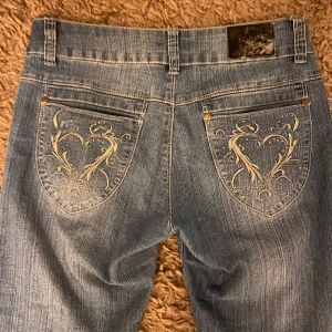 Lågmidjade byxor - Jättefina byxor men är för stor i midjan på mig. Är 162 och passar jättebra på längden. 