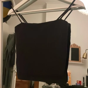 Kort linne - Säljer detta linne eftersom det inte kommit till så stor användning. Har även lagt upp en annan annons där jag säljer ett liknande linne fast som är från H&M för samma pris. Men om nån är intresserad av båda kan nån få  om lite billigare tillsammans.