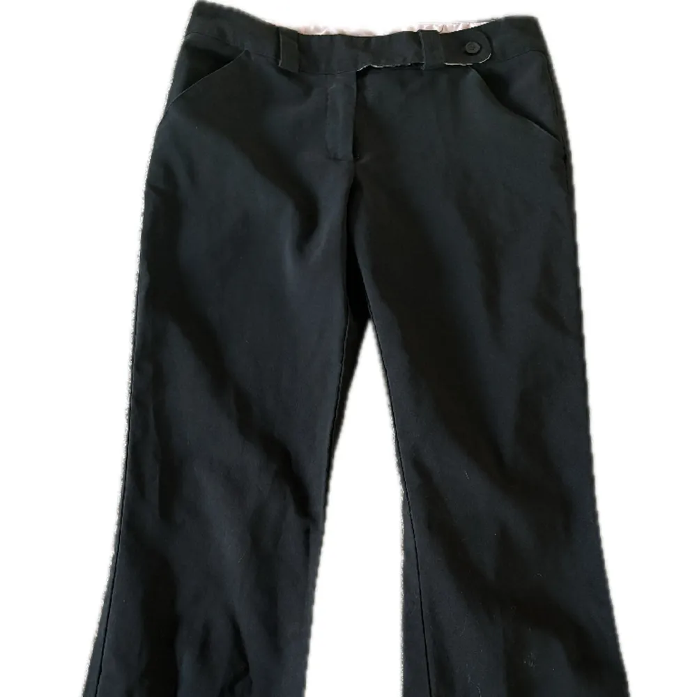 Super snygga vintage lågmidjade  kostymbyxor i superbra skick! Säljer eftersom att de inte passar. I modellen bootcut/straight💗. Jeans & Byxor.