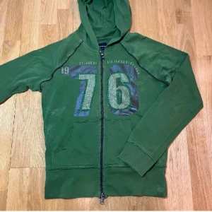 Grön hoodie - Fin hoodie köpt på plick, tyvärr för liten för mig. Står L men sitter som en S/M