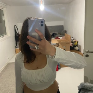 vit topp - jättesöt vit topp ifrån shein i strl L men sitter bra på M, den är croppad och i bra skick