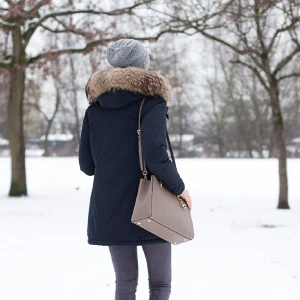 Woolrich vinterjacka dam  - Säljer min superfina mörkblåa (självklart äkta) Woolrich-jacka pga att den inte är min stil. Jackan har avtagbar päls. Den är använd endast en vintersäsong och är därför i princip som ny utan skador eller tecken på användning. Nypris 7899:-  !⭐️