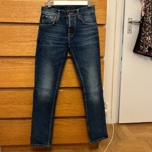 Nudie Jeans - Själer nu dessa Nudie Jeansen i storlek W28 L30. Inhandlade från deras butik i Barkarby för 1399kr och säljer för 599. Inga defekter över huvudtaget, skick 9,5/10