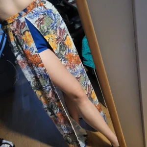 Kjoll maxi med elegant mönster - Världens finaste kjol ❤️ Köpt i New york för massa år sedan, använd ett fåtal gånger och är i nyskick. Rejält kvalitetstyg. Inbyggda shorts i cobaltblå och öppen där fram. Helt unik! Passar S eller XS. Fråga för mått😊