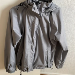 Snygg regnjacka  - En snygg regn jacka jag inte har användning av i storlek s. 