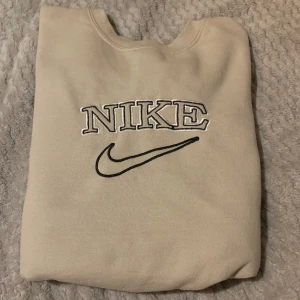 Nike sweatshirt  - Säljer dennna vintage sweatshirten. Köpt för något år sedan för 600kr. Har en liten defekt på armen (se bild tre) annars i bra skick! Hör av er vid frågor❤️