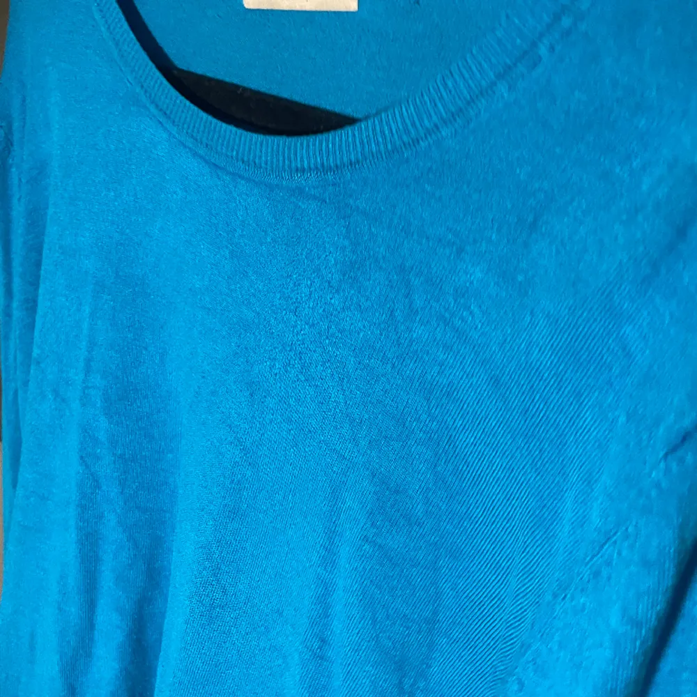Superfin blå stickad tröja som är oversize . Tröjor & Koftor.
