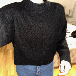 Stickad tröja - Svart stickad tröja Knappt använd 