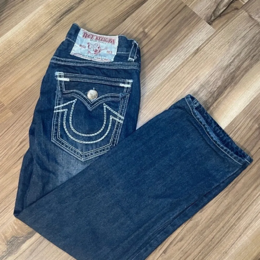 Kokfeta trueys fatstitch double stitch straight fit🤤🤤säljer cause dont fit me💯🐊pris går diskuteras🙏‼️saknar knapp på ena fickan sadly😞💔KÖPARE STÅR FÖR FRAKT‼️. Jeans & Byxor.