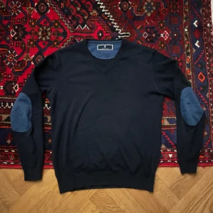 Stickad tröja - Säljer en stickad tröja från Hansen&Jacob. Tröjan är använd men har inga skador. Nypris ca 1200. Mitt pris 150. 