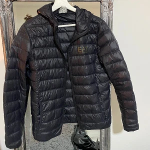 Armani jacka - Äkta armani jacka (kontakta mig för bevis) köpt för ca 2 år sedan. Vet inte vad det är för storlek men skulle säga M.🌸 Pris kan diskuteras