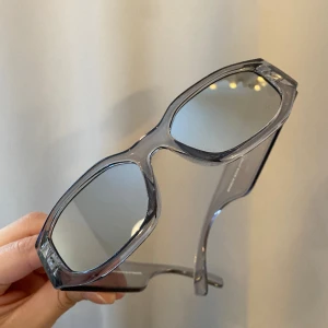 CHPO Solglasögon - BROOKLYN UNISEX - Solglasögon Köpt för 299,00 kr på Zalando, säljes för 90 kr. Medföljer skyddspåse.  Färg: silver /grey  Glasögonform: Rektangulär Mönster: Enfärgat Toningsgrad: Mörka (kategori 3) UV-skydd: Ja