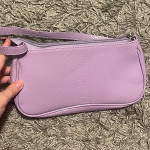 Lila väska - Liten lila väska, helt oanvänd 