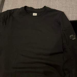 Tröja från CP Company. Mycket bra skick, sparsamt använd. Säljes pga för stor. Strl XXL men sitter som en XL. Köpt på Johnells i Norrköping.