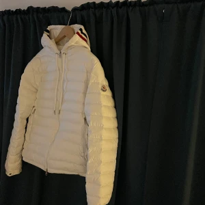 Moncler EUS ”Hooded Jacket White” - Säljer min eftertraktade moncler jacka då jag skaffat en ny, nypris på denna ligger nånstans mellan 9-12 tusen beroende på. Den är använd väldigt sparsamt så inga märken eller andra dekaler. Tveka inte på att höra av dig om du funderar över nånting! 🤝📦