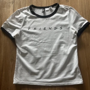 Friends t-shirt - Friends t-shirt från H&M, andvänd fåtal gånger💗