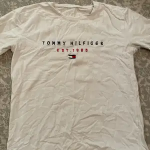 Säljer min gamla Tommy hilfiger tröja för bara 400kr. Skick 10/10 och finns inget fel med tröjan.