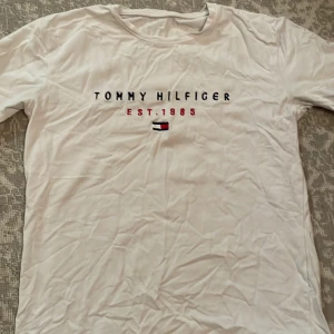 Tommy hilfiger EST.1985 - Säljer min gamla Tommy hilfiger tröja för bara 400kr. Skick 10/10 och finns inget fel med tröjan.