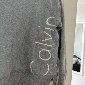 Säljer denna snygga college tröjan från Calvin Klein då den inte längre kommer till användning🥰är storlek s men skulle nog passa m också🫶🏼hör av dig för fler bilder, pris kan diskuteras