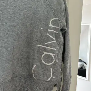 Säljer denna snygga college tröjan från Calvin Klein då den inte längre kommer till användning🥰är storlek s men skulle nog passa m också🫶🏼hör av dig för fler bilder, pris kan diskuteras