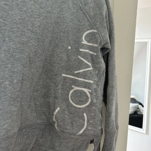 Grå college tröja, Calvin Klein  - Säljer denna snygga college tröjan från Calvin Klein då den inte längre kommer till användning🥰är storlek s men skulle nog passa m också🫶🏼hör av dig för fler bilder, pris kan diskuteras