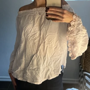 Blus  - Ljusrosa blus med vida ärmar samt spets längst ut på kanten, köpt på chelsea i Göteborg💘 kan bäras båda off shoulder och inte🤛🏼