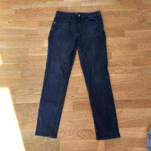 Mörkgråa jeans från Zara. Modellen är Regularfit och i storlek 31/31. Nyskick utan fläckar osv. Ny pris ca 400kr.