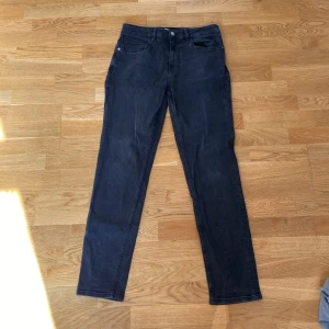 Mörkgråa Jeans - Mörkgråa jeans från Zara. Modellen är Regularfit och i storlek 31/31. Nyskick utan fläckar osv. Ny pris ca 400kr.
