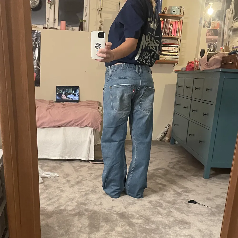Asnajs lågmidjade Levis jeans väldigt unika och najs passform, sitter snyggt på höften med midjemått:85cm💗 verkligen så snygg tvätt och coola detaljer . Jeans & Byxor.