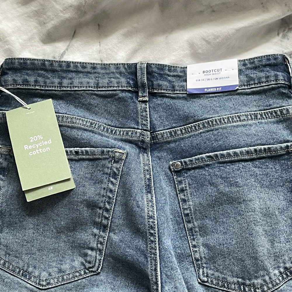 Säljer dessa bootcut jeans från hm i strl 34, helt oanvända. 250kr +frakt. Nypris 350. Jeans & Byxor.