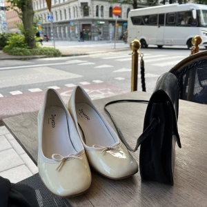 Repetto ballerinaskor  - Säljer dessa ljusbeige / krämvita ballerina-klackskorna i storlek 40 som är dösnygga pga för små! De är aldrig använda men som syns på bild tre finns små märken på sulan av framfoten. Kan mötas upp i Stockholm  eller skicka!
