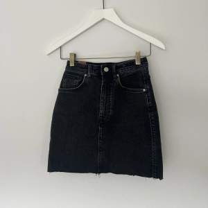 svart jeans kjol från Zara. fåtal användningar o i bra skick. utav en tajtare modell. superfint till hösten med svarta strumpbyxor uggs o stickad tröja  🤍