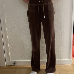 Juicy Couture - Juciy byxor i färgen milk chocolate, ny skick! Dom är uppsydda någon cm, och passar bra på någon som är runt 155-160cm lång💕