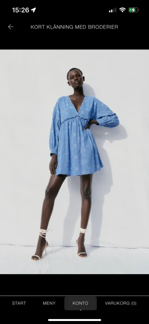 Zara klänning  - Klänning från zara med hålbroderi, endast använd en gång så i nyskick🙌🏽Nypris 600kr