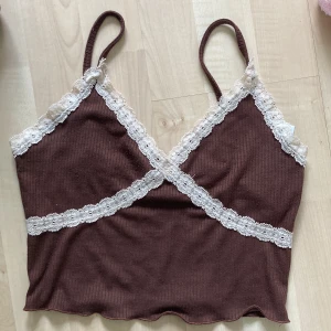 Linne - Bershka top använd endast 2 gånger Så som nyskick fina spets detaljer  Ny pris ligger runt 120kr