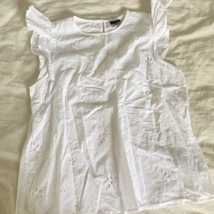 Vit volangblus  - Jättesöt, från Gina tricot!! Storlek Xs! 