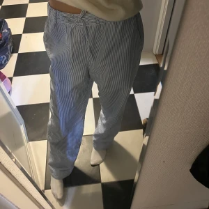 ARKET randiga pyjamasbyxor  - Säljer mina ARKET byxor pga för små, alldrig använda så de är i jättefint skick❤️