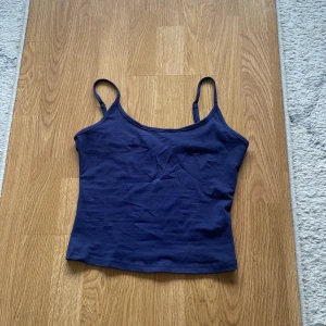 Topp från shein marinblå i storlek S - Topp i färgen marinblå halvt crop top från shein i storlek S 