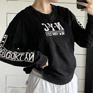 NYC tröja  - Långärmad hoodie likande tröja av lätt material med snygga tryck på armarna